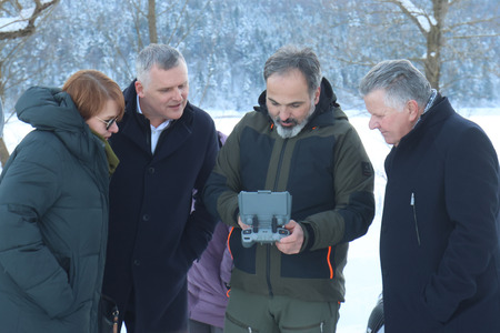 OBISK MINISTRA ZA OKOLJE,PODNEBJE IN ENERGIJO mag BOJANA KUMRA NA CERKNIŠKEM JEZERU 09 FOTO LJUBO VUKELIČ